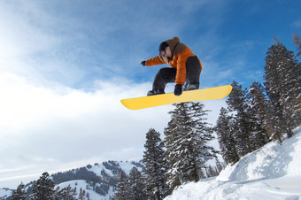 雪地上滑雪的男子摄影图