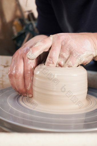 陶轮上的陶瓷泥巴