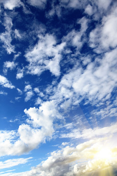 蓝天白云中的阳光摄影图
