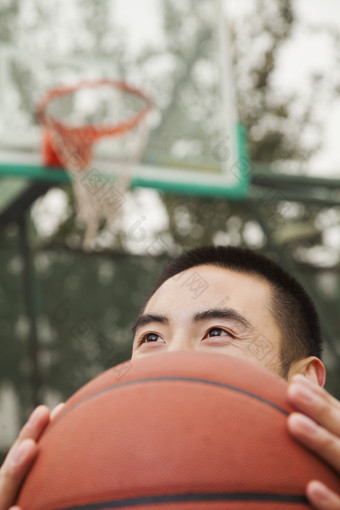 篮球抱着球体育运动男人微笑打球<strong>篮球场</strong>