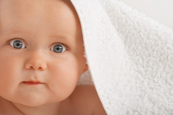 白色毛巾和可爱的婴儿