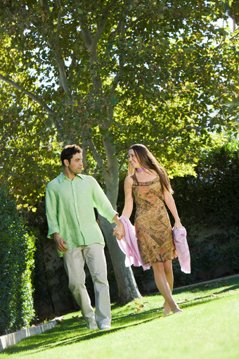 绿色调在散步的情侣摄影图
