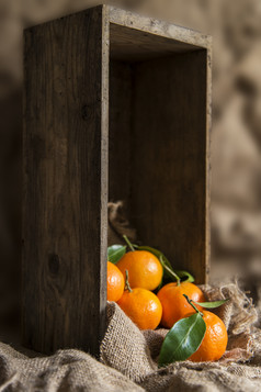 暗色调盒中橘子摄影图