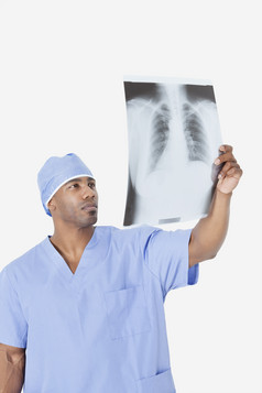 简约看X光片的男医生摄影图