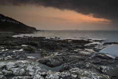 傍晚大海边岩石摄影图