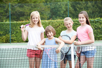 简约风格学习网球的孩子摄影图