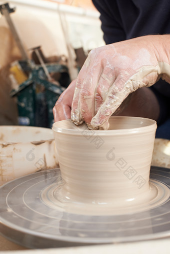 陶轮制作陶器摄影图