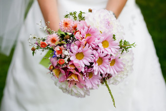 捧着鲜花的新娘摄影图