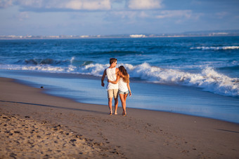 海边沙滩牵手外国男子女子情侣拥抱度假旅游