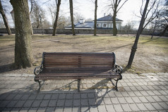 简约小镇中的椅子摄影图