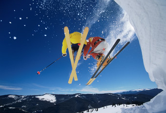 蓝色调从高山上滑雪摄影图