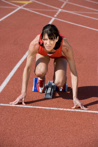 红色调跑步的女人摄影图