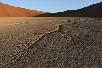 深色调沙漠摄影图