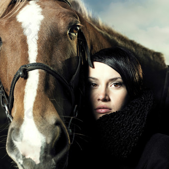 暗色骑马的女人摄影图