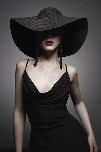 黑色连衣裙的时尚模特