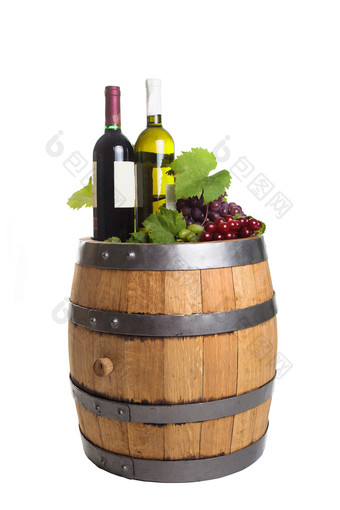 木制酒桶上的葡萄酒和葡萄