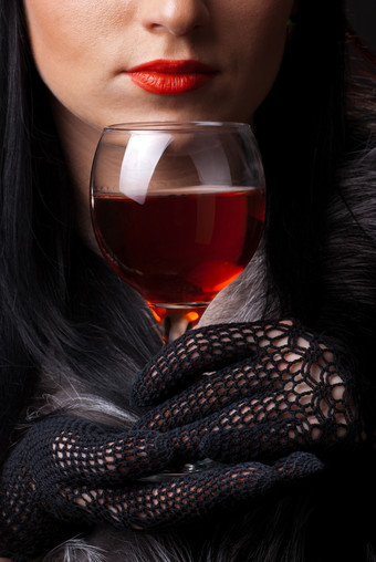 玻璃杯中的红葡萄酒