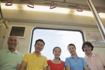 地铁车厢家庭男女老少男人女人女孩微笑摄影