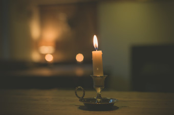 暗色调燃烧的蜡烛摄影图