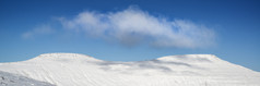 蓝色调晴空下的雪山摄影图