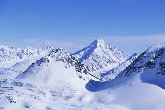 冬天雪山山丘摄影图