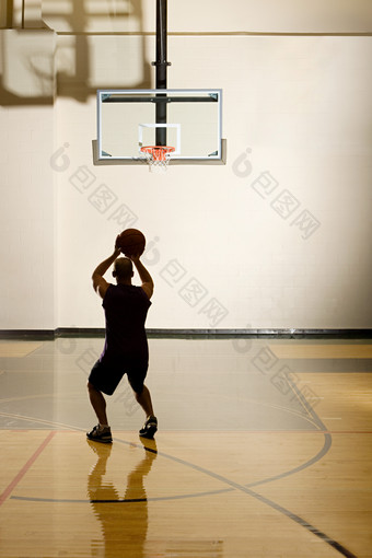 <strong>暗色调</strong>在打篮球摄影图