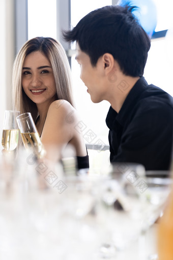 简约喝酒的年轻情侣摄影图