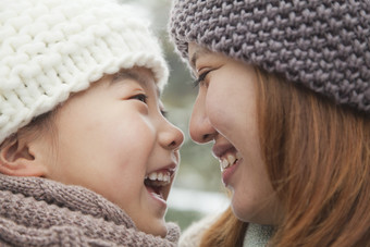 妈妈母亲儿子<strong>小孩冬天</strong>毛线帽微笑对视幸福的