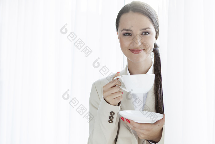 简约喝咖啡的秘书摄影图