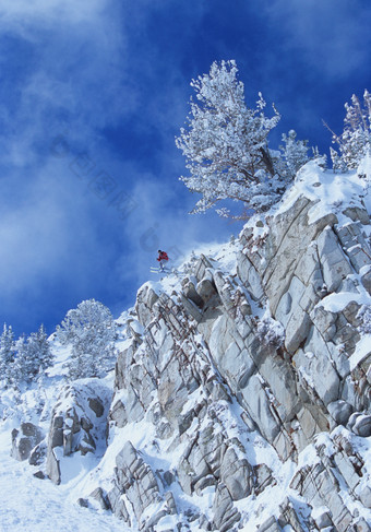 蓝色在山上滑雪的人摄影图