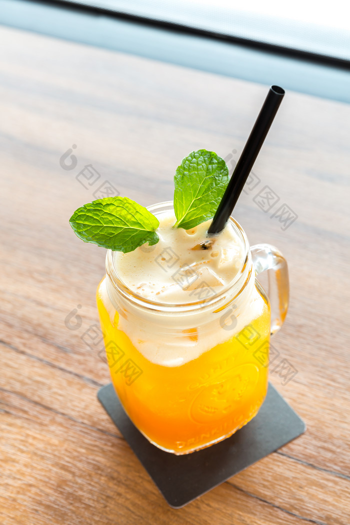 黄色果汁饮品摄影图