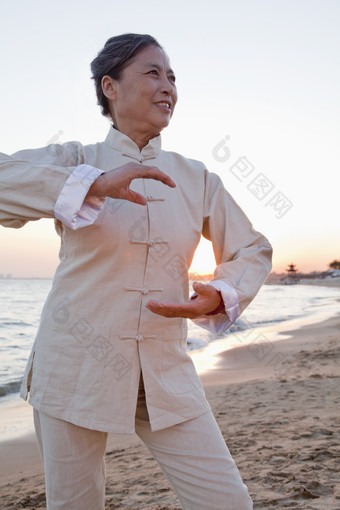 海边打太极的老年女人