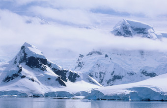 蓝色调漂亮的大冰山摄影图