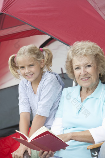 清新帐篷外的奶奶和孙女摄影图