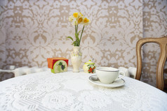 桌面上的咖啡和花卉