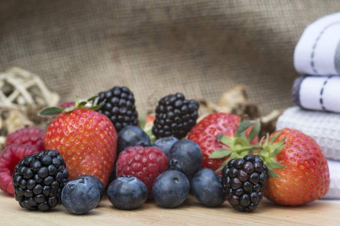 蓝莓红莓水果摄影图