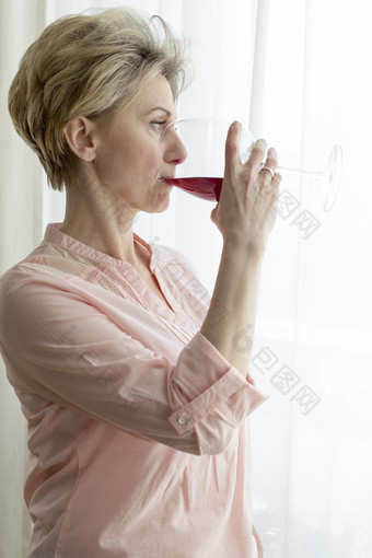 简约风喝红酒的女人摄影图