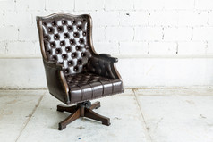 棕色皮革制品扶手椅