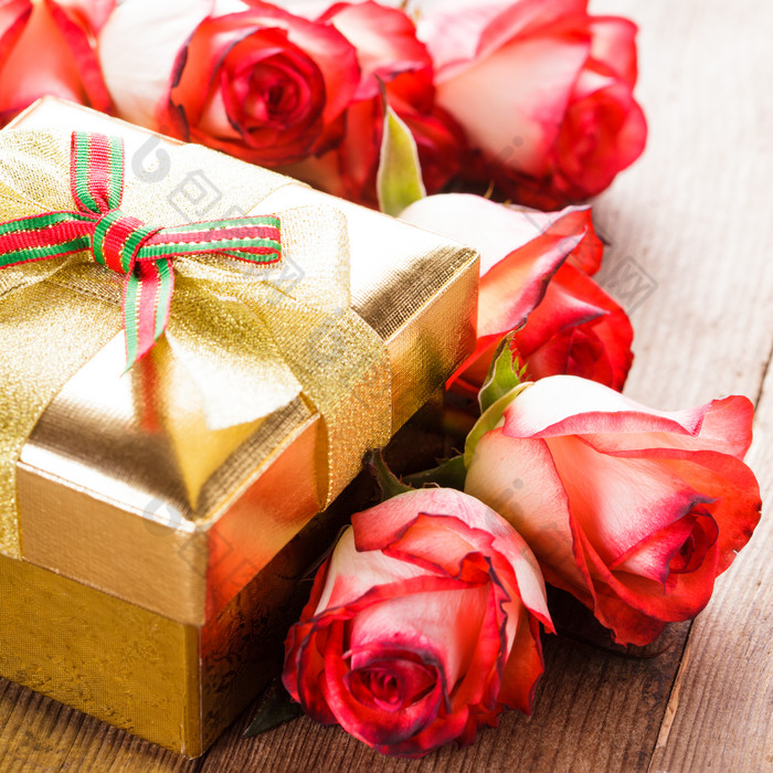 玫瑰花和礼物盒摄影图