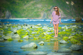 戴墨镜的金发美女海边度假旅游大自然摄影图