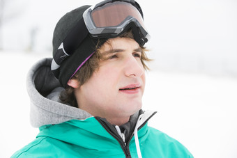 灰色调滑雪的男孩摄影图