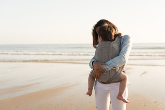 海滩上拥抱的母子