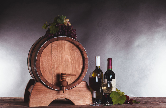 木制酒桶和葡萄酒