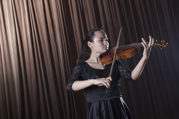 女人演奏小提琴摄影图
