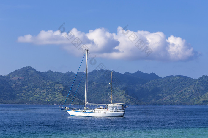 山峰海面中行驶的轮船