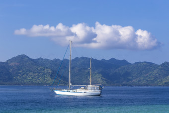 山峰海面中行驶的轮船