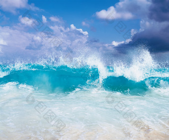 蓝色漂亮的大海浪摄影图
