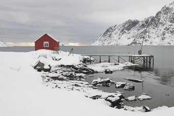 灰色调冬天的水岸摄影图