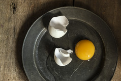 暗色调一个生鸡蛋摄影图