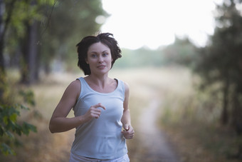 暗色调跑步的女人摄影图